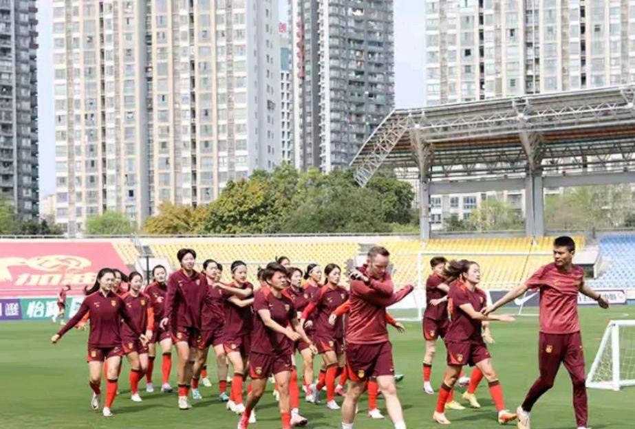 江南体育官网官网-国际女足赛场惊险刺激，团队配合默契连战连胜